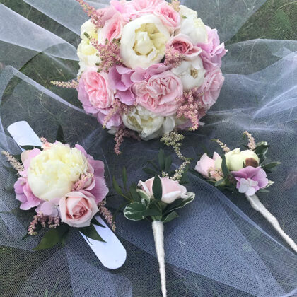 Balti rozā kāzas